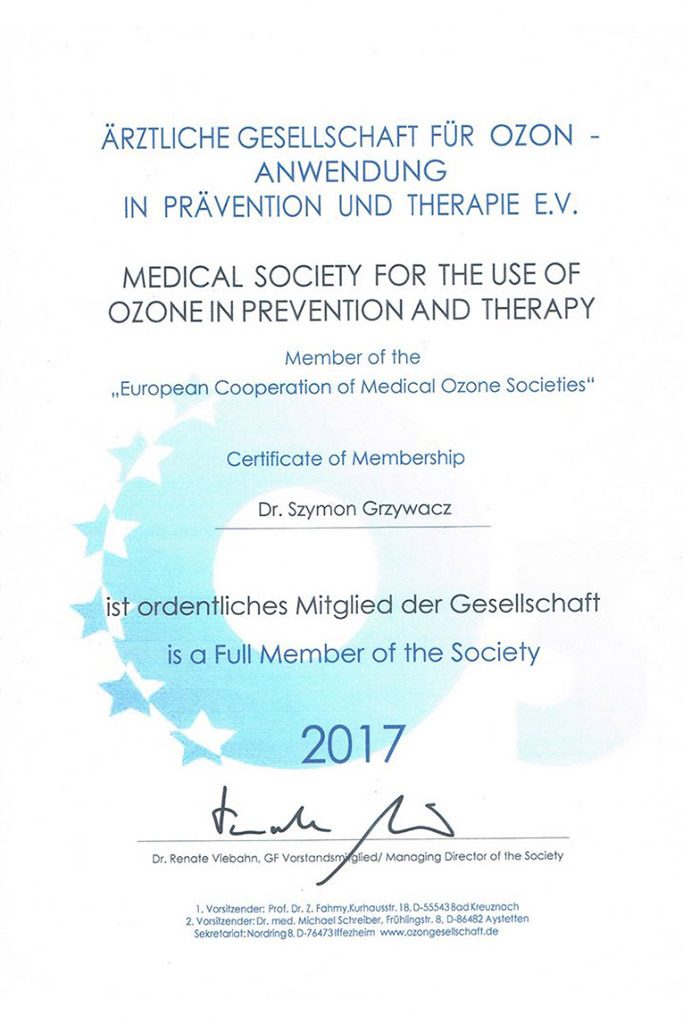 Certyfikat poświadczający członkostwo doktora Szymona Grzywacza w Europejskim Zrzeszeniu Medycznych Towarzystw Ozonowych (European Cooperation of Medical Ozone Societies)